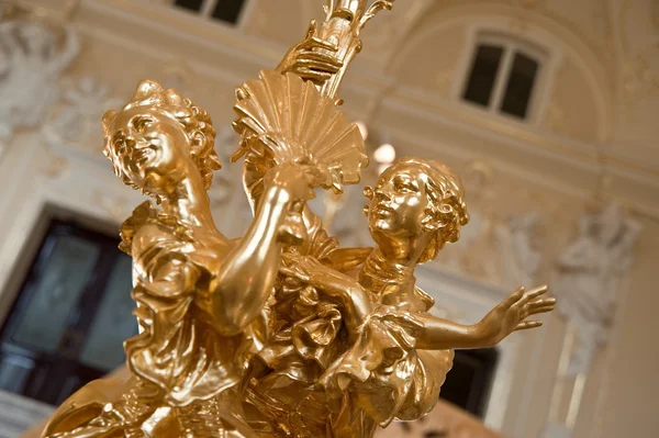 Altın heykelcik çift dans — Stok fotoğraf