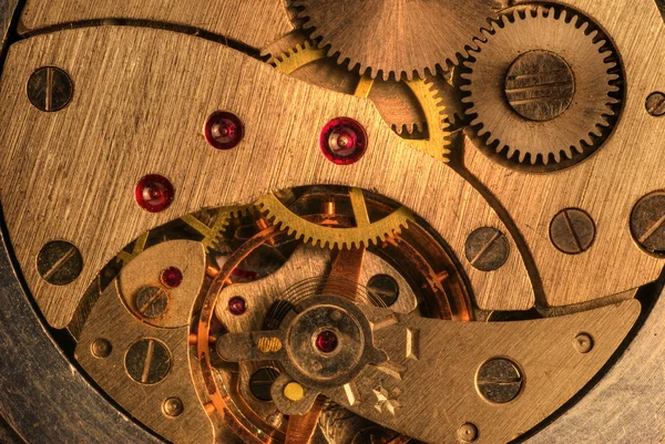 Золотой механизм аналоговых часов — стоковое фото