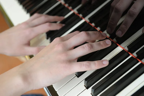 Руки над клавишами пианино — стоковое фото