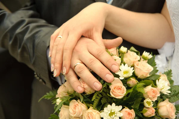 Mani di una coppia appena sposata — Foto Stock