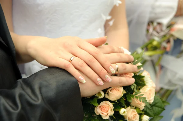 Händerna på en nyligen gift par — Stockfoto