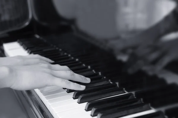 Mains au-dessus des touches du piano. Tonalité monochrome — Photo
