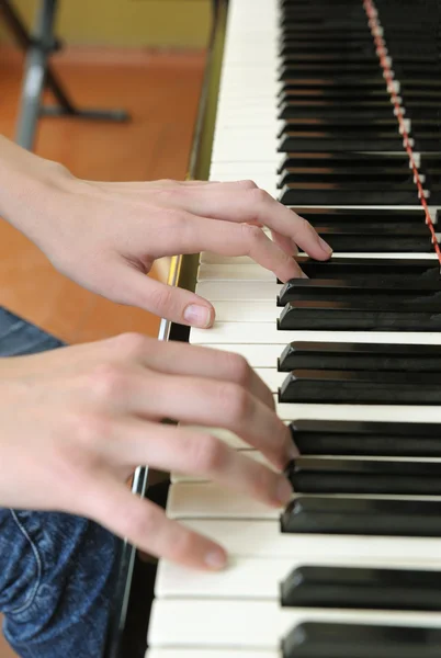 Τα χέρια πάνω από τα πλήκτρα του πιάνου — Φωτογραφία Αρχείου