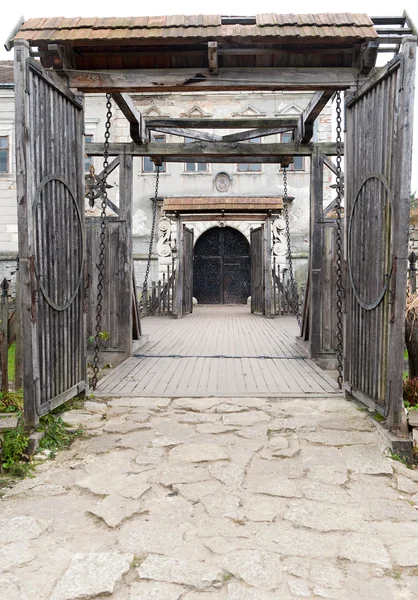 Entrada y puente colgante en antiguo castillo —  Fotos de Stock