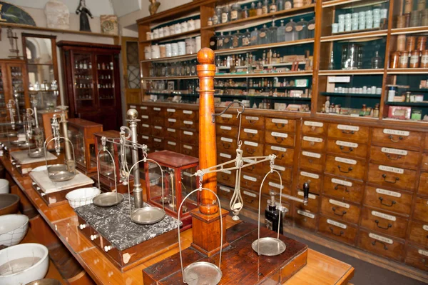 Interior de una antigua farmacia — Foto de Stock