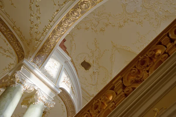 Plafond met een gouden ornament — Stockfoto