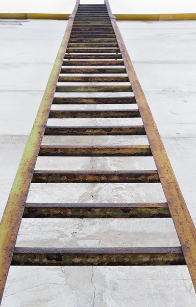 Лестница у стены — стоковое фото