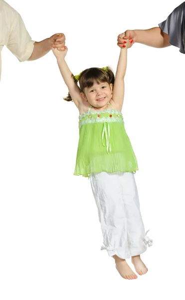 Szczęśliwy całkiem mała dziewczynka trzyma na ręce rodziców — Zdjęcie stockowe