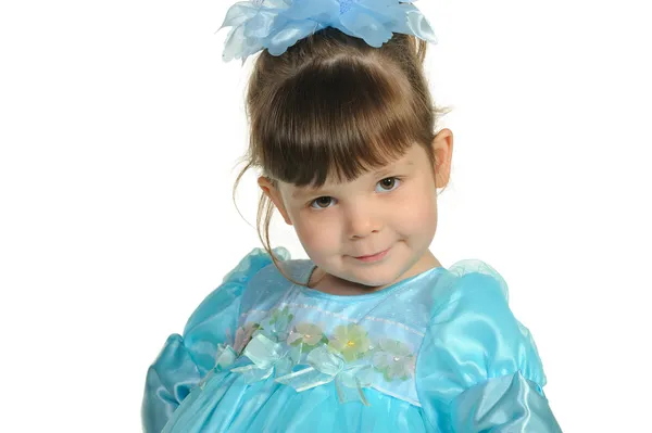 Vrij het kleine meisje in een blauwe jurk — Stockfoto