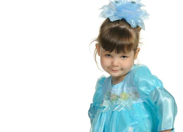 Söt liten flicka i en blå klänning — Stockfoto