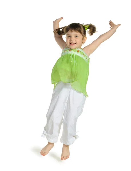 Счастливая маленькая девочка прыгает вверх — стоковое фото
