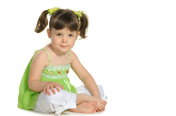Całkiem mała dziewczynka siedzi na biały — Zdjęcie stockowe