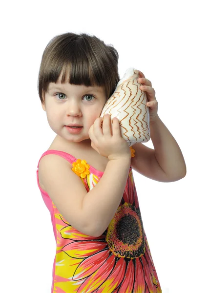 Liten flicka med seashell — Stockfoto