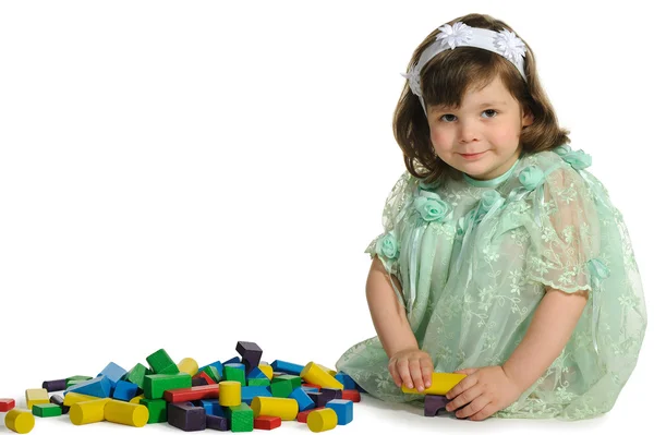 Krásná holčička hraje barevné dřevěné kostky — Stock fotografie