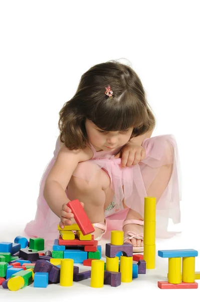 A linda menina joga cubos de madeira cor — Fotografia de Stock