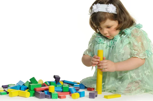 La niña encantadora juega cubos de madera de color — Foto de Stock