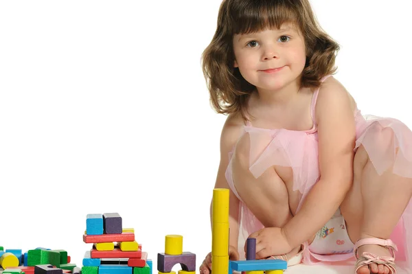 La niña encantadora juega cubos de madera de color —  Fotos de Stock