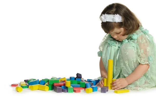 La bella bambina gioca a colori cubi di legno — Foto Stock
