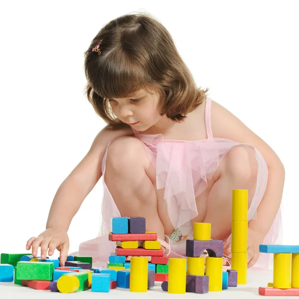 Милая маленькая девочка играет цвет деревянных кубиков — стоковое фото