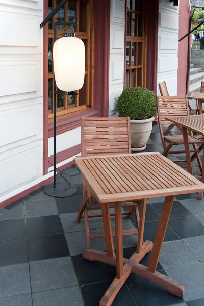 Kleiner Tisch in der Nähe von Café — Stockfoto