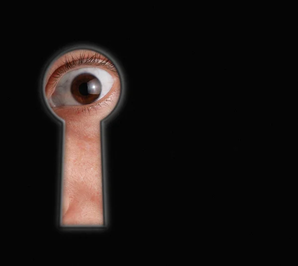 Patrzeć przez dziurkę od klucza w kolorze czarnym — Zdjęcie stockowe