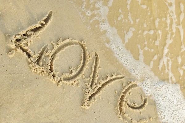 Inskriptionen "love" på sand — Stockfoto