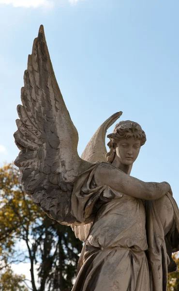 Monumento a un ángel en un cementerio — Foto de Stock