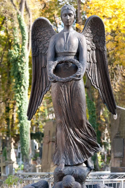 Памятник ангелу на кладбище — стоковое фото