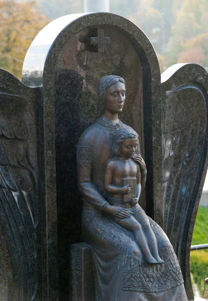 Пам'ятник жінці з дитиною на кладовищі — стокове фото