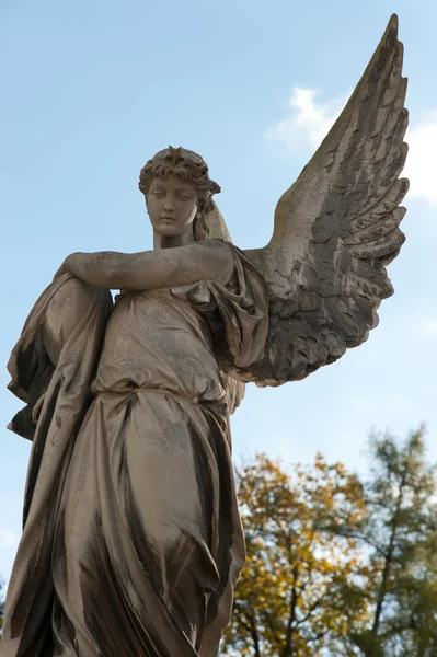 Monument till en ängel på en kyrkogård — Stockfoto
