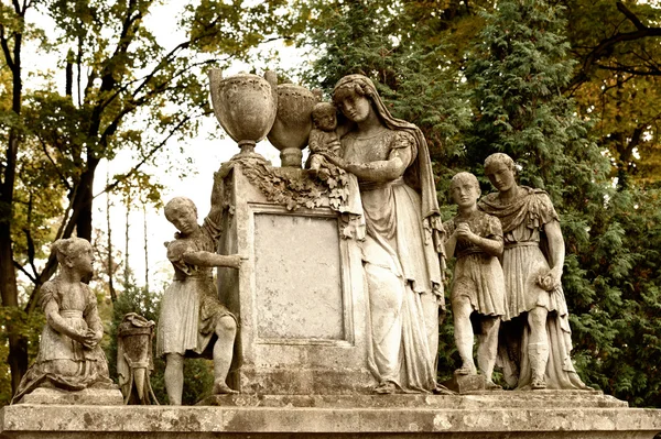 Náhrobek rodiny na hřbitov — Stock fotografie