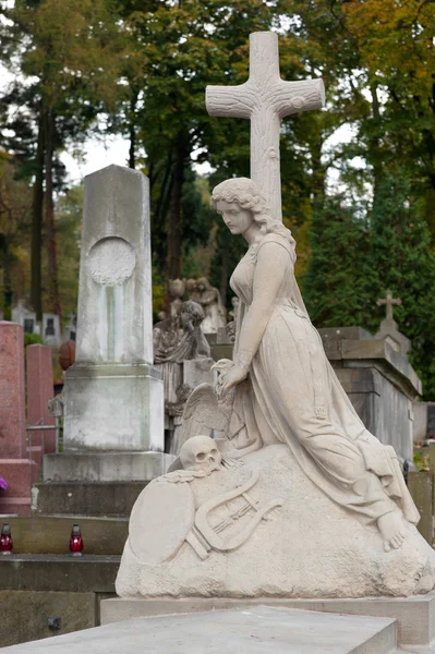 Надгробные женщины с крестом — стоковое фото