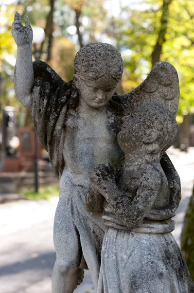 Pomnik anioła na cmentarzu — Zdjęcie stockowe