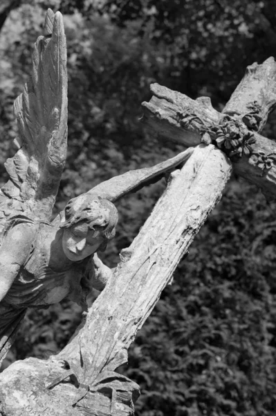 Grabstein eines Engels mit Kreuz — Stockfoto