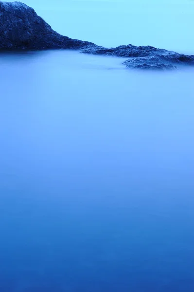 Das nächtliche Meer. das Meer fotografiert in der Morgendämmerung mit langen duranc — Stockfoto