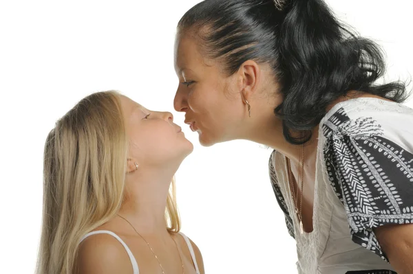 Мама цілує дочка — стокове фото