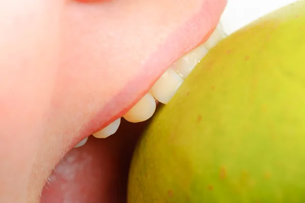 Yeşil elma ve kadın ağız kapat — Stok fotoğraf