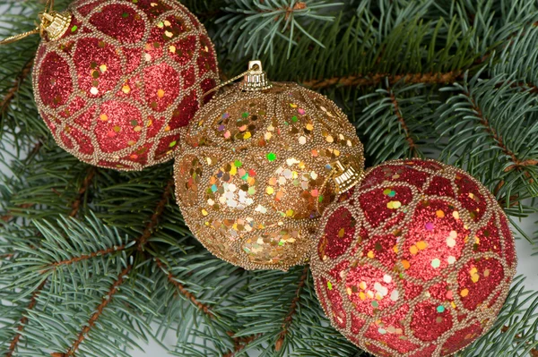 Christmas speelgoed op takken van een bont-boom — Stockfoto