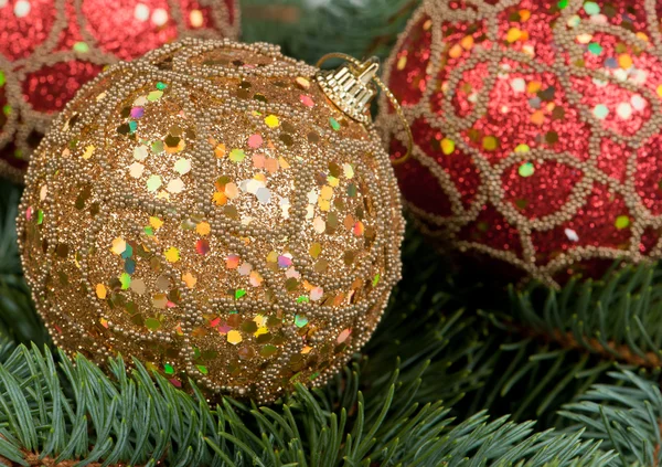 Giocattoli di Natale su rami di un albero di pelo — Foto Stock