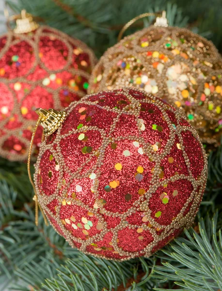 Vánoční hračky na větvích stromu kožešin — Stock fotografie