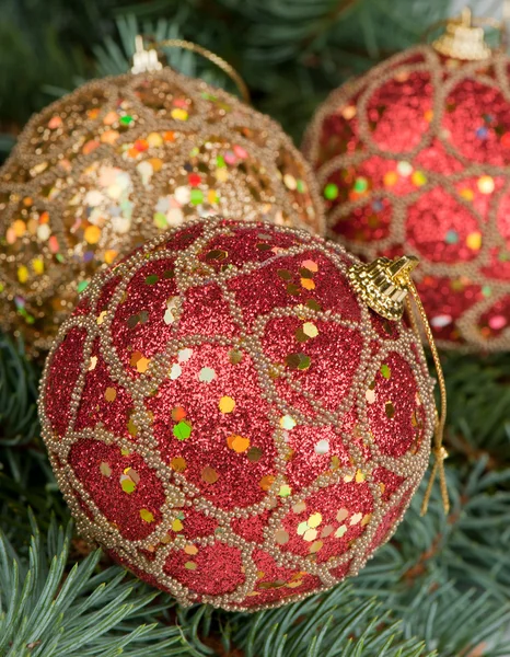 毛皮の木の枝でのクリスマスのおもちゃ — ストック写真