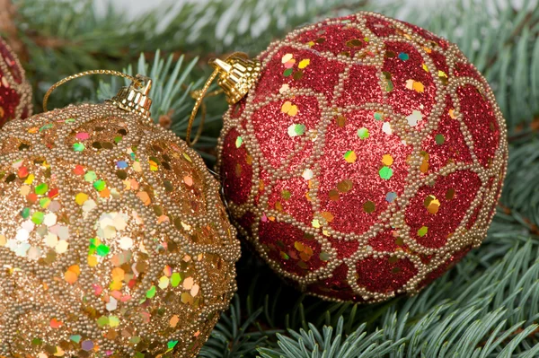 Vánoční hračky na větvích stromu kožešin — Stock fotografie