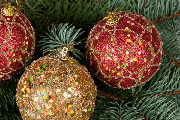 Brinquedos de Natal em ramos de uma árvore de pele — Fotografia de Stock