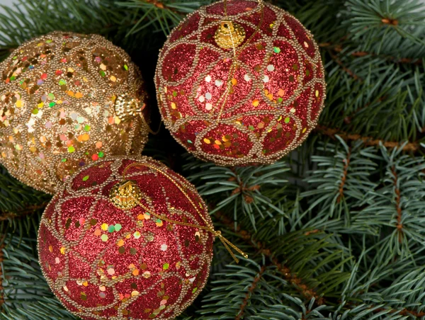 Рождественские игрушки на ветвях ёлки — стоковое фото