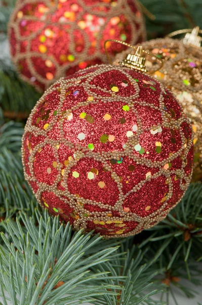 Jul leksaker på grenarna i ett päls-träd — Stockfoto