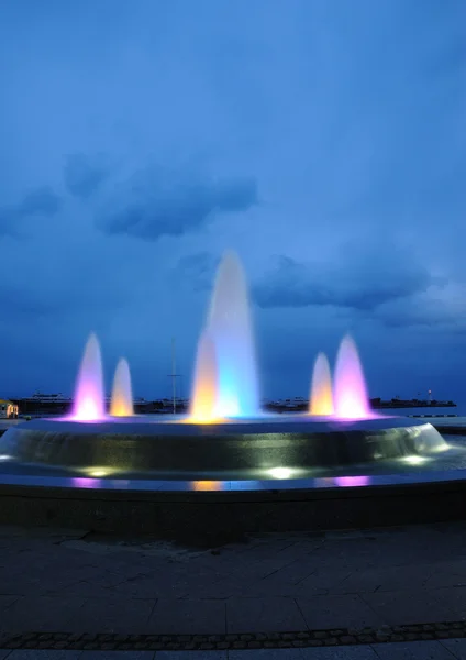 Цветной фонтан — стоковое фото