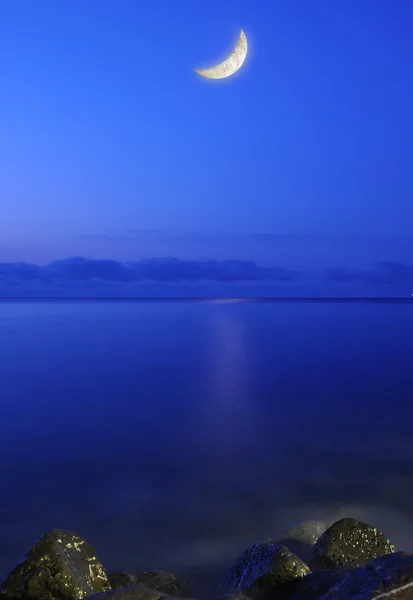 Місяць і море — стокове фото