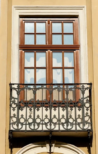 Fasad av en byggnad med balkong. — Stockfoto