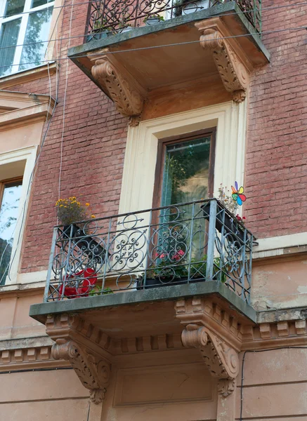 建筑的阳台和鲜花的外观 — 图库照片