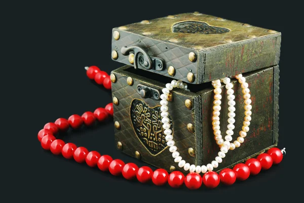 Vieux cercueil avec bijoux — Photo